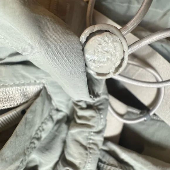 Lululemon EVERGREEN ANORAK size 6/ *Price to Reflect Condition* - Picture 11 of 12